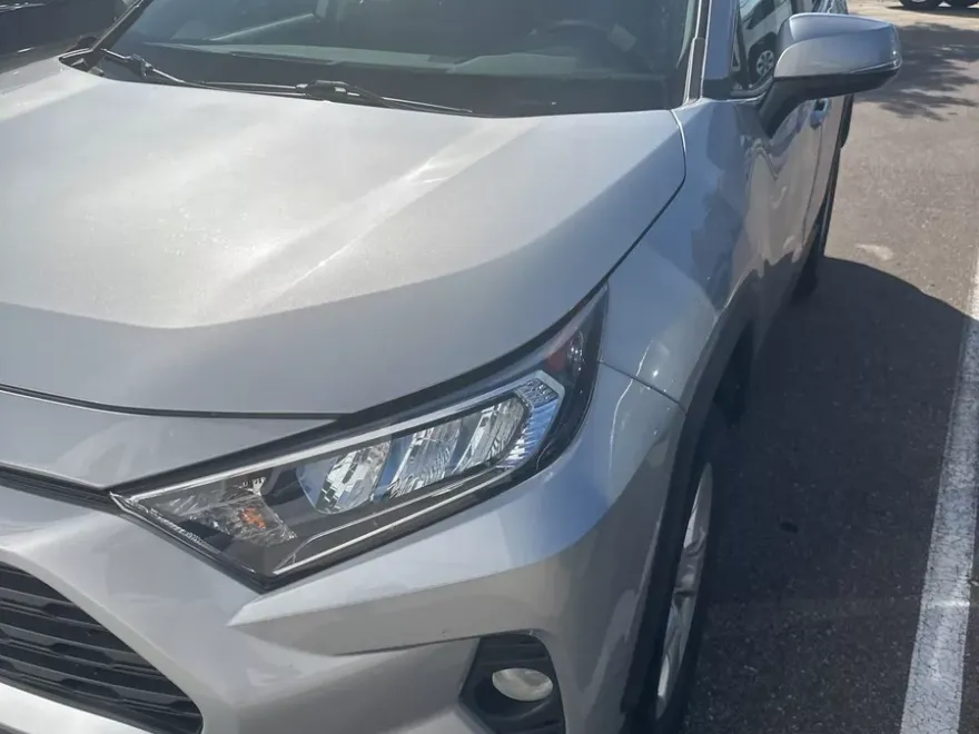2021 Toyota RAV4 XLE photo 1