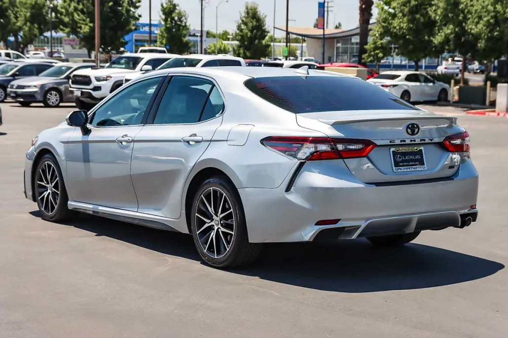 2022 Toyota Camry SE photo 1