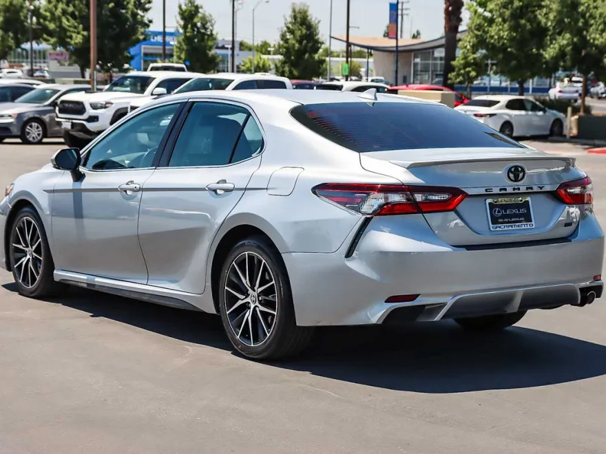 2022 Toyota Camry SE photo 1