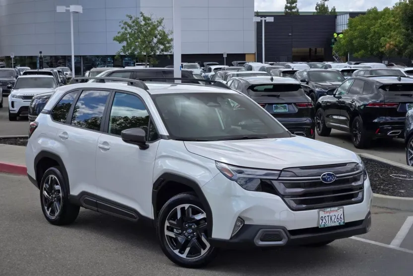 2025 Subaru Forester Limited Base photo 1
