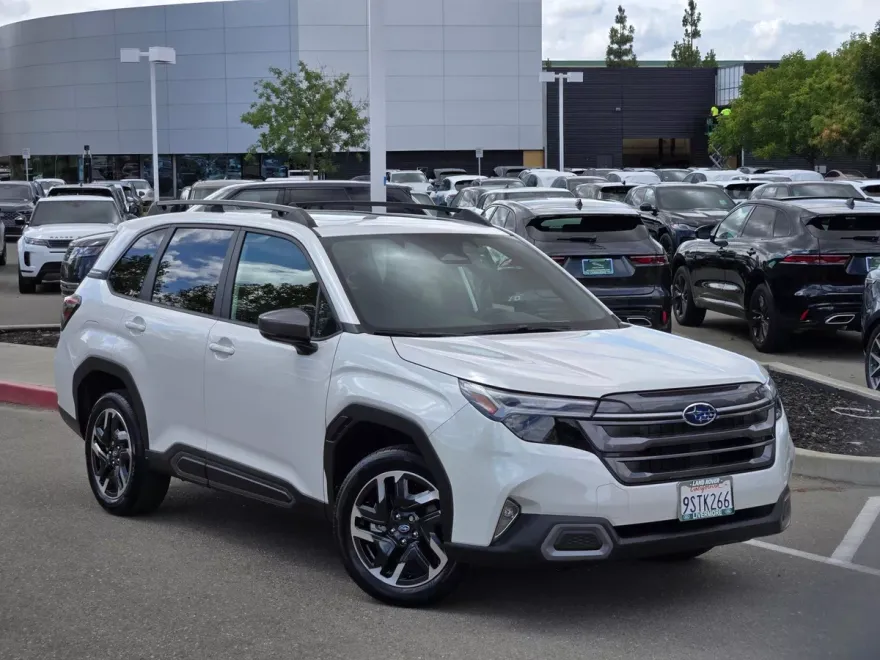 2025 Subaru Forester Limited Base photo 1