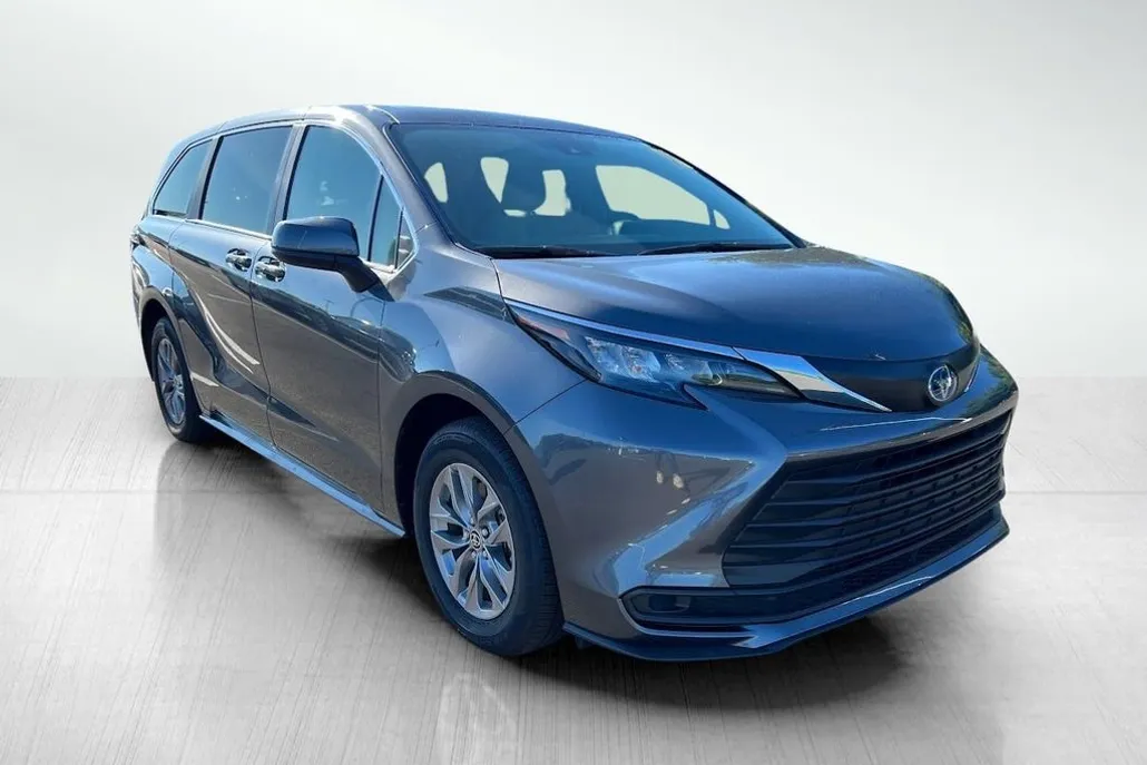 2025 Toyota Sienna LE photo 1