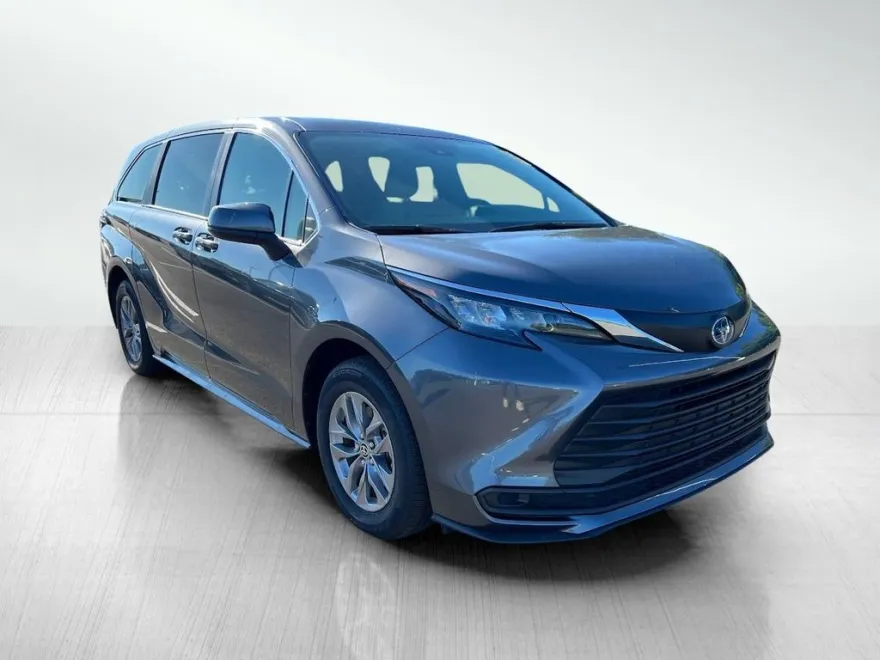 2025 Toyota Sienna LE photo 1