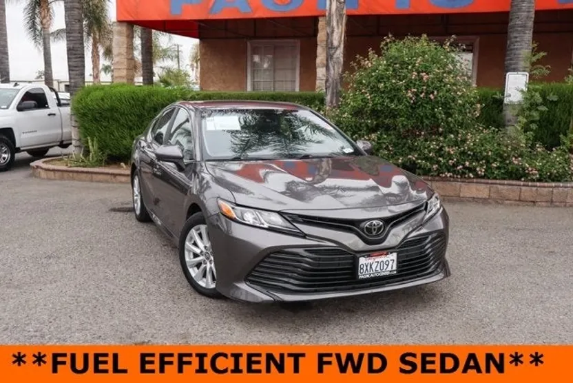 2018 Toyota Camry LE photo 1