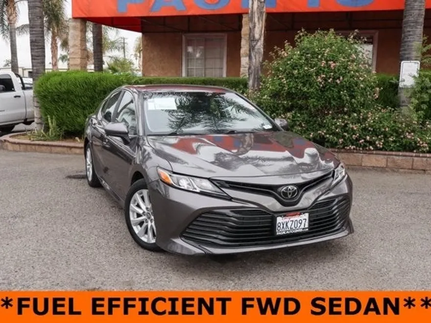 2018 Toyota Camry LE photo 1