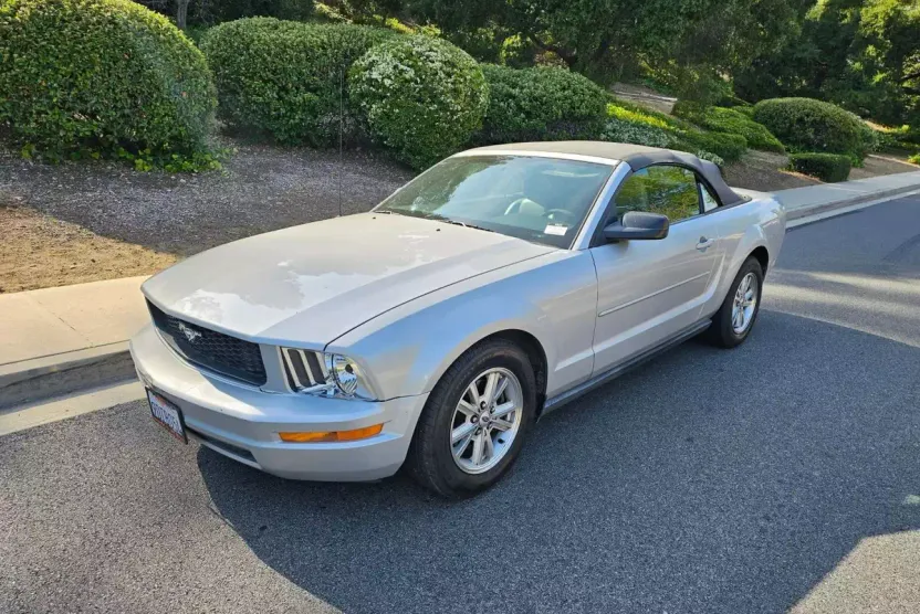 2005 Ford Mustang Deluxe Convertible photo 1