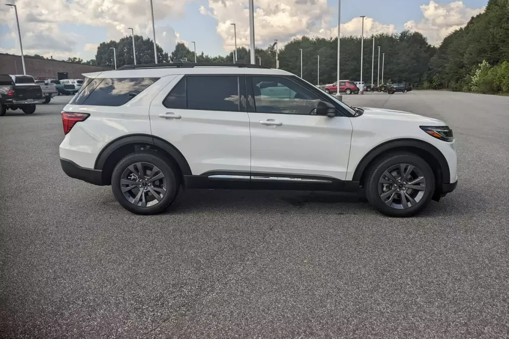 2025 Ford Explorer photo 1