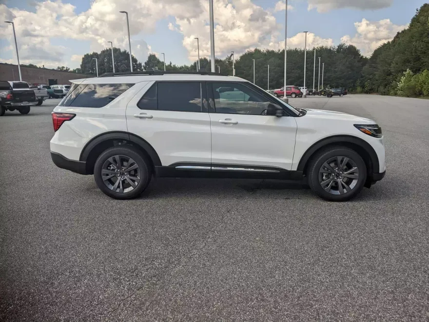 2025 Ford Explorer photo 1