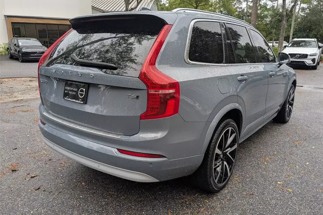 2022 Volvo XC90 T6 Momentum photo 1