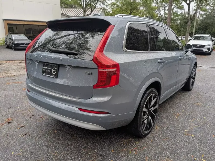 2022 Volvo XC90 T6 Momentum photo 1