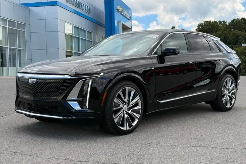 2024 Cadillac Lyriq Luxury photo 1