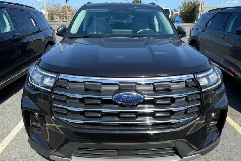 2025 Ford Explorer photo 1