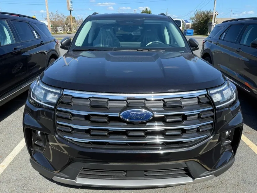 2025 Ford Explorer photo 1