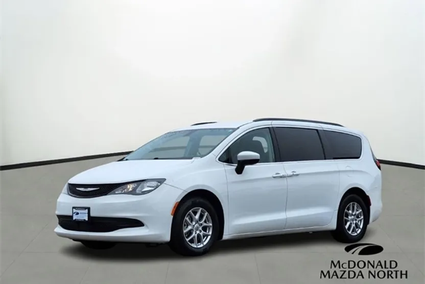 2022 Chrysler Voyager LX photo 1