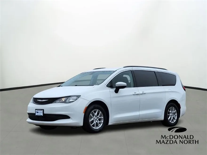 2022 Chrysler Voyager LX photo 1