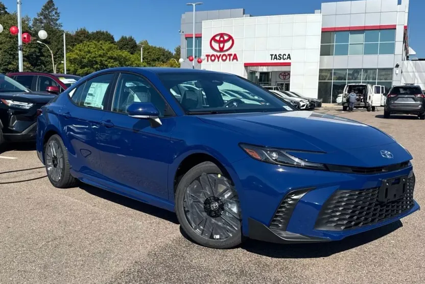 2026 Toyota Camry SE photo 1