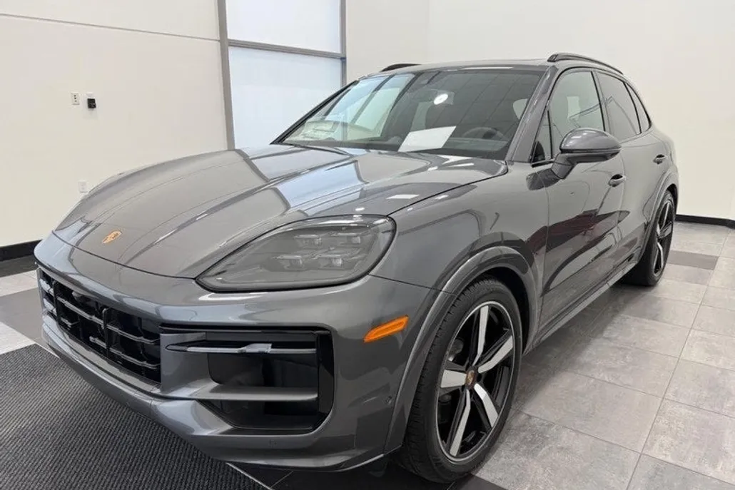 2025 Porsche Cayenne GTS photo 1