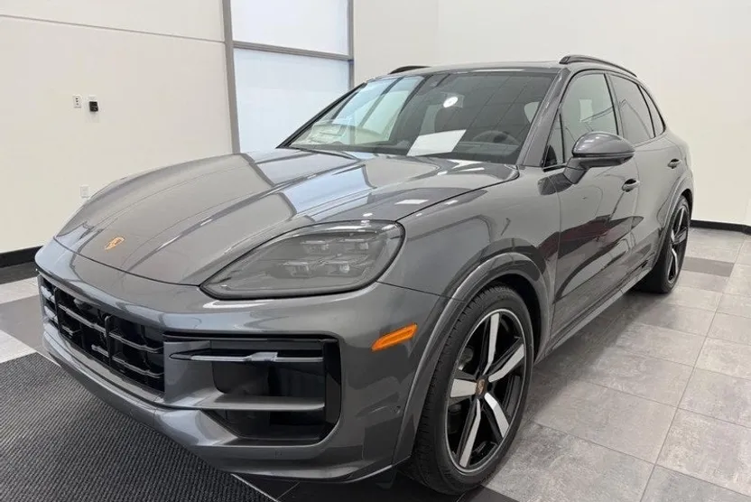 2025 Porsche Cayenne GTS photo 1