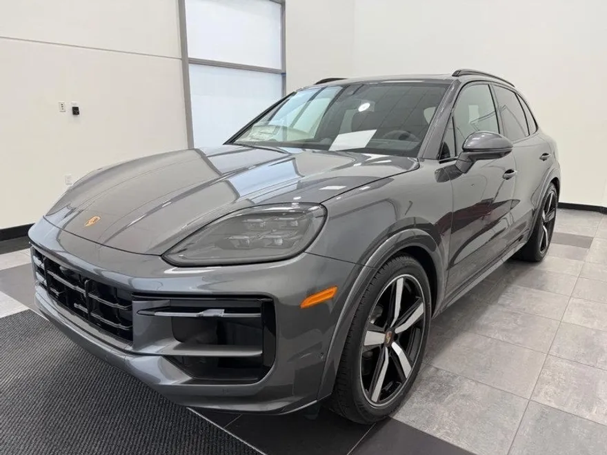 2025 Porsche Cayenne GTS photo 1