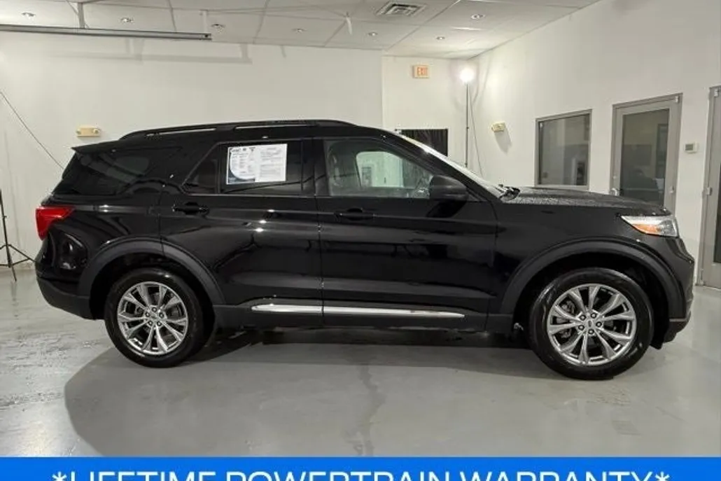 2022 Ford Explorer XLT photo 1