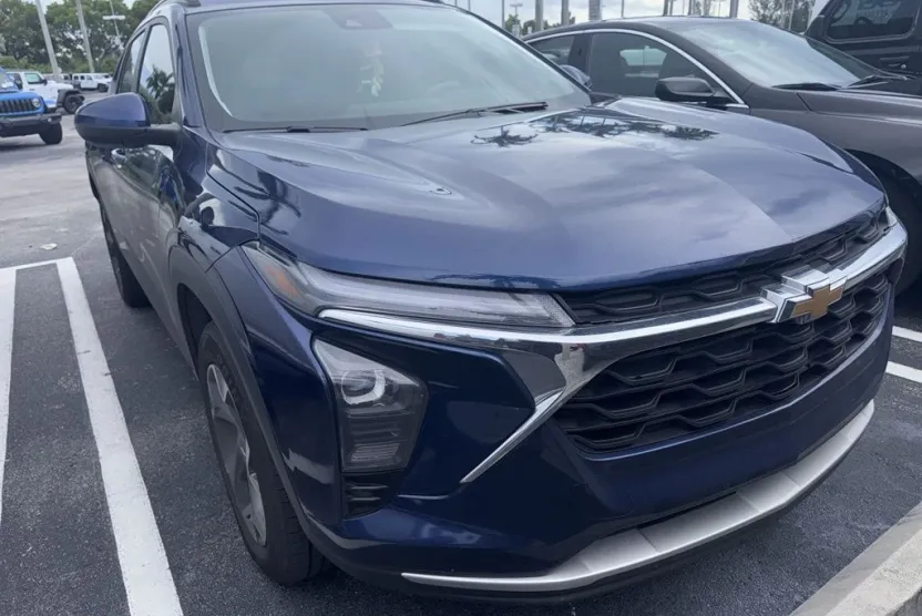 2024 Chevrolet Trax LT photo 1