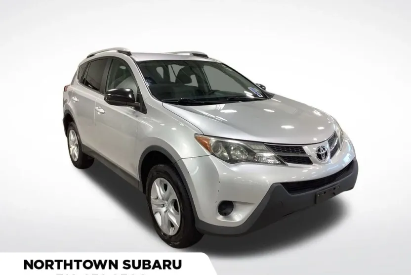 2015 Toyota RAV4 LE photo 1