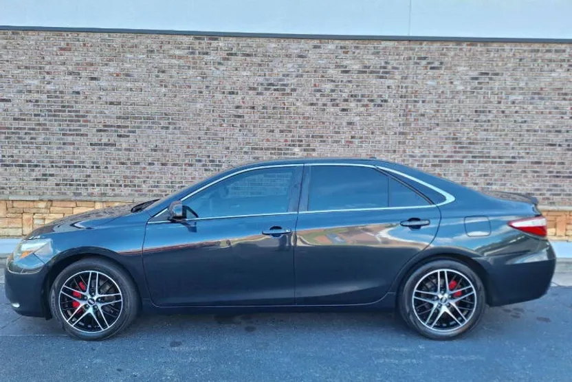 2015 Toyota Camry SE photo 1