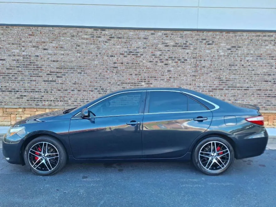 2015 Toyota Camry SE photo 1
