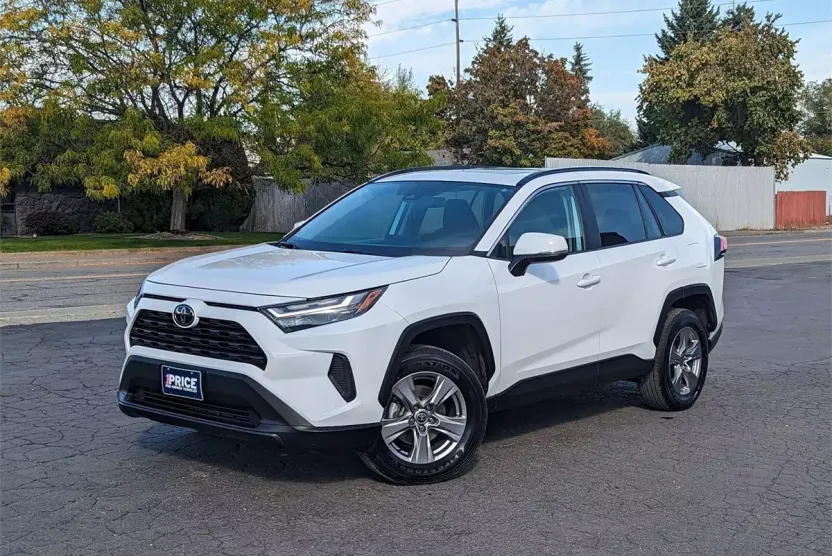 2023 Toyota RAV4 XLE photo 1