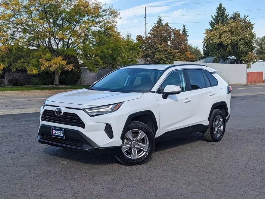 2023 Toyota RAV4 XLE photo 1