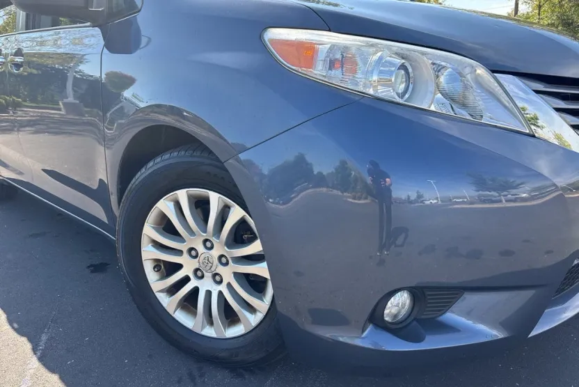 2015 Toyota Sienna XLE photo 1