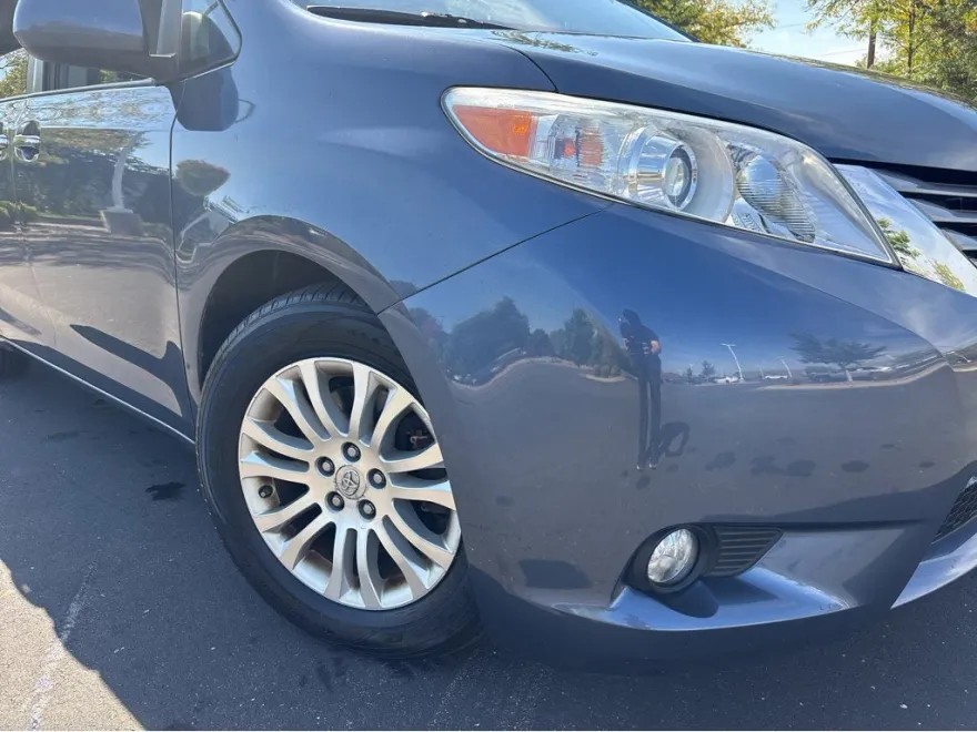 2015 Toyota Sienna XLE photo 1