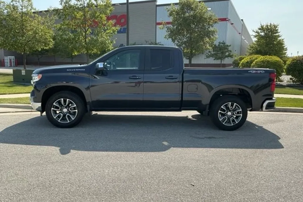 2024 Chevrolet Silverado 1500 LT photo 1