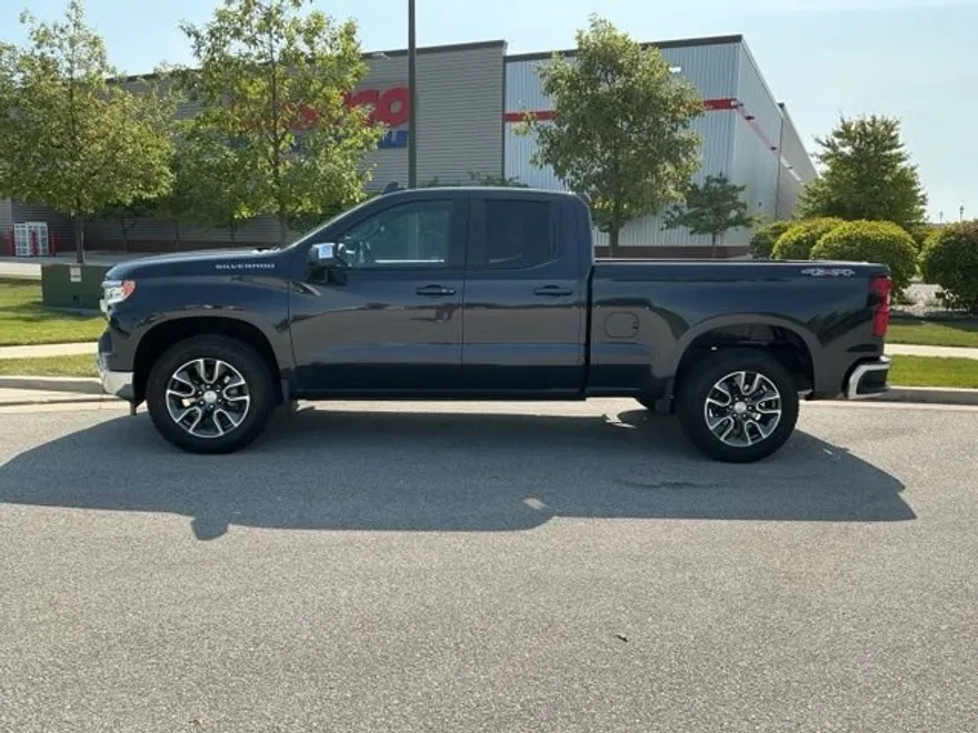 2024 Chevrolet Silverado 1500 LT photo 1
