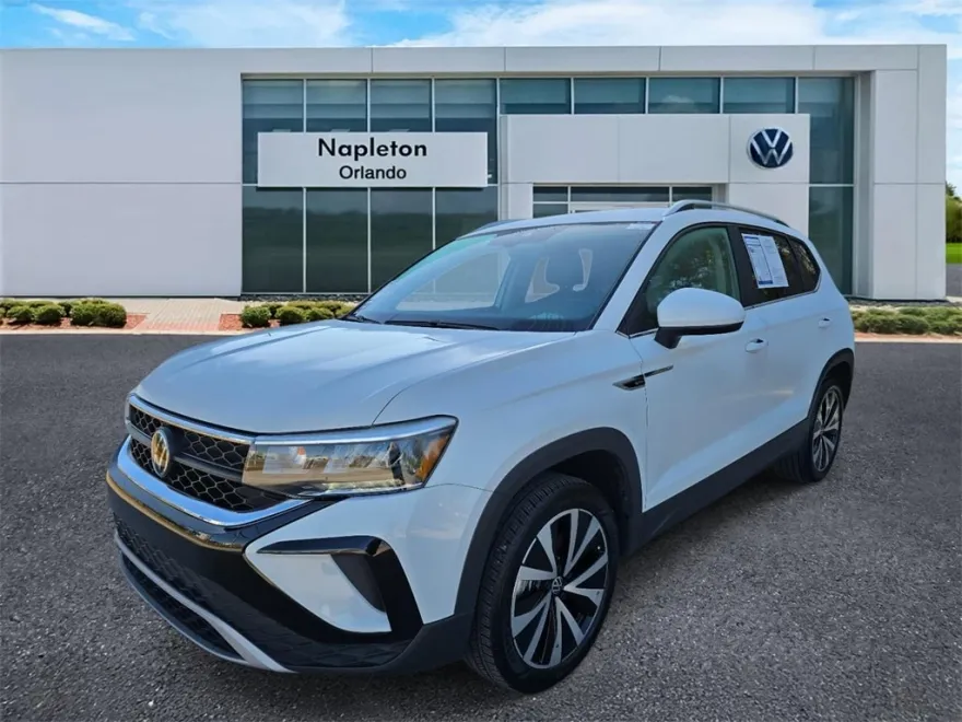2024 Volkswagen Taos SE photo 1