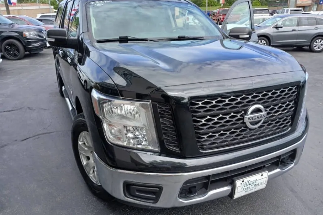2019 Nissan Titan SV photo 1