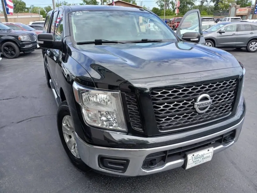 2019 Nissan Titan SV photo 1