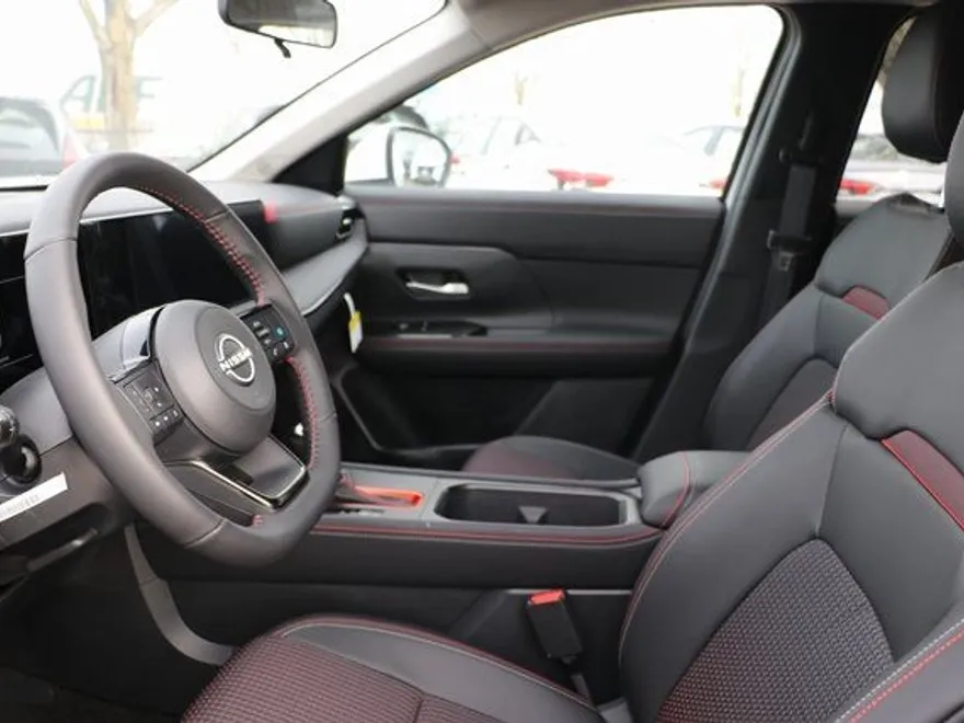 2025 Nissan Kicks SR photo 1
