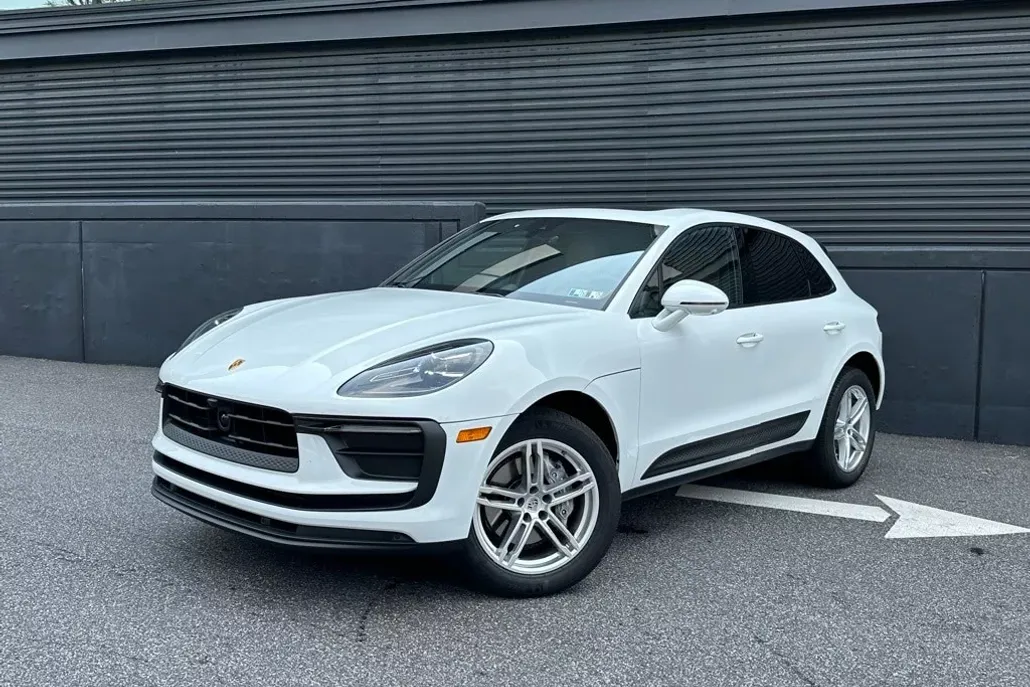 2025 Porsche Macan photo 1