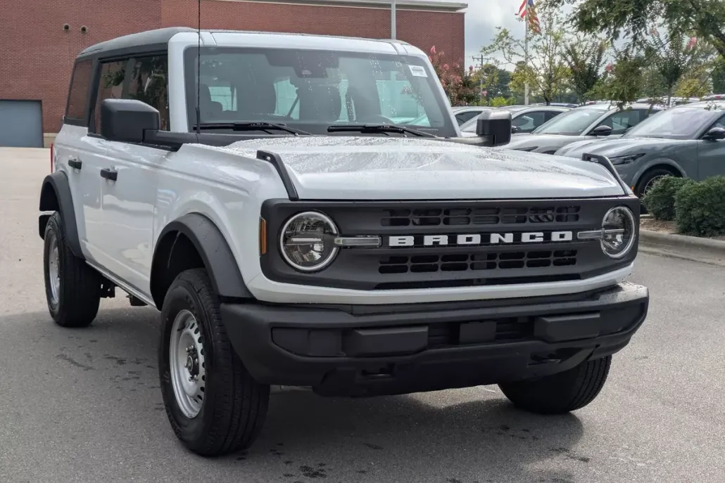 2025 Ford Bronco Base photo 1