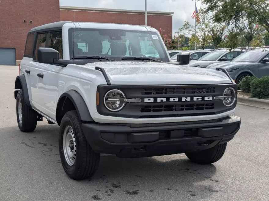 2025 Ford Bronco Base photo 1