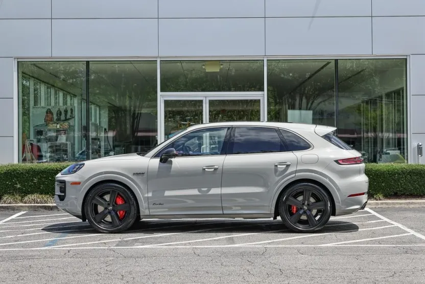 2025 Porsche Cayenne Turbo E-Hybrid photo 1