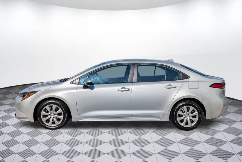 2023 Toyota Corolla LE photo 1
