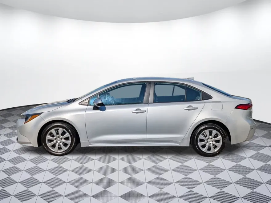 2023 Toyota Corolla LE photo 1