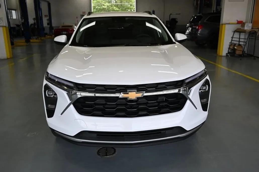 2025 Chevrolet Trax LT photo 1