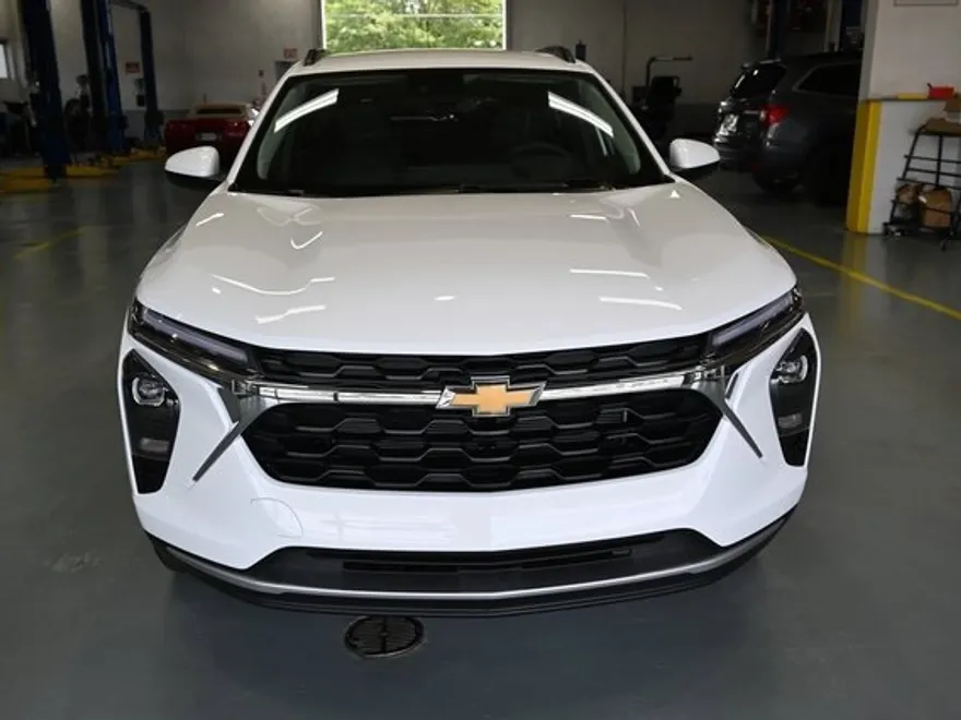 2025 Chevrolet Trax LT photo 1