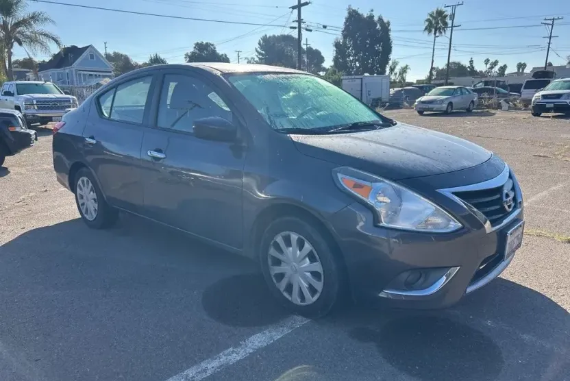 2015 Nissan Versa 1.6 SV photo 1