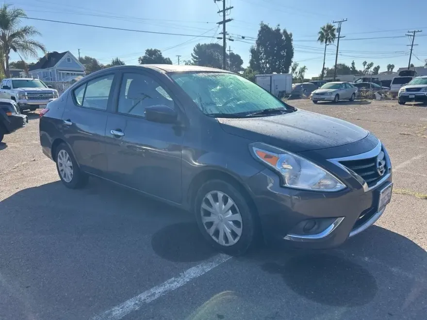 2015 Nissan Versa 1.6 SV photo 1