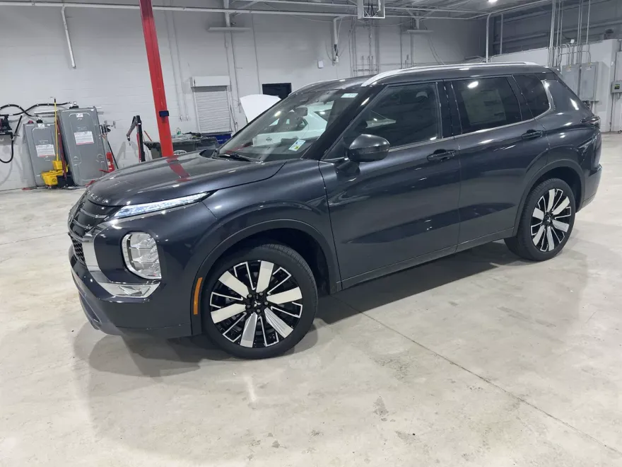 2025 Mitsubishi Outlander SEL photo 1