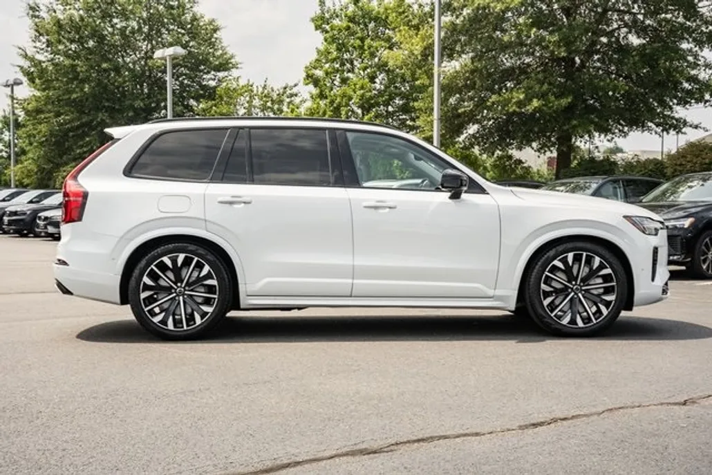 2026 Volvo XC90 T8 photo 1